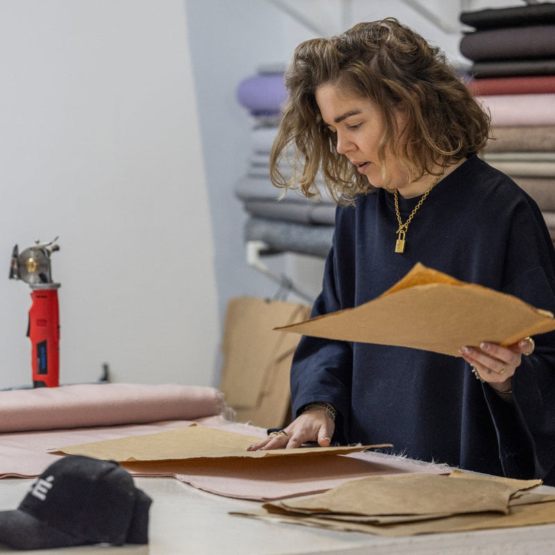 Van ontwerp tot kledingstuk: zo wordt onze kleding met de hand gemaakt