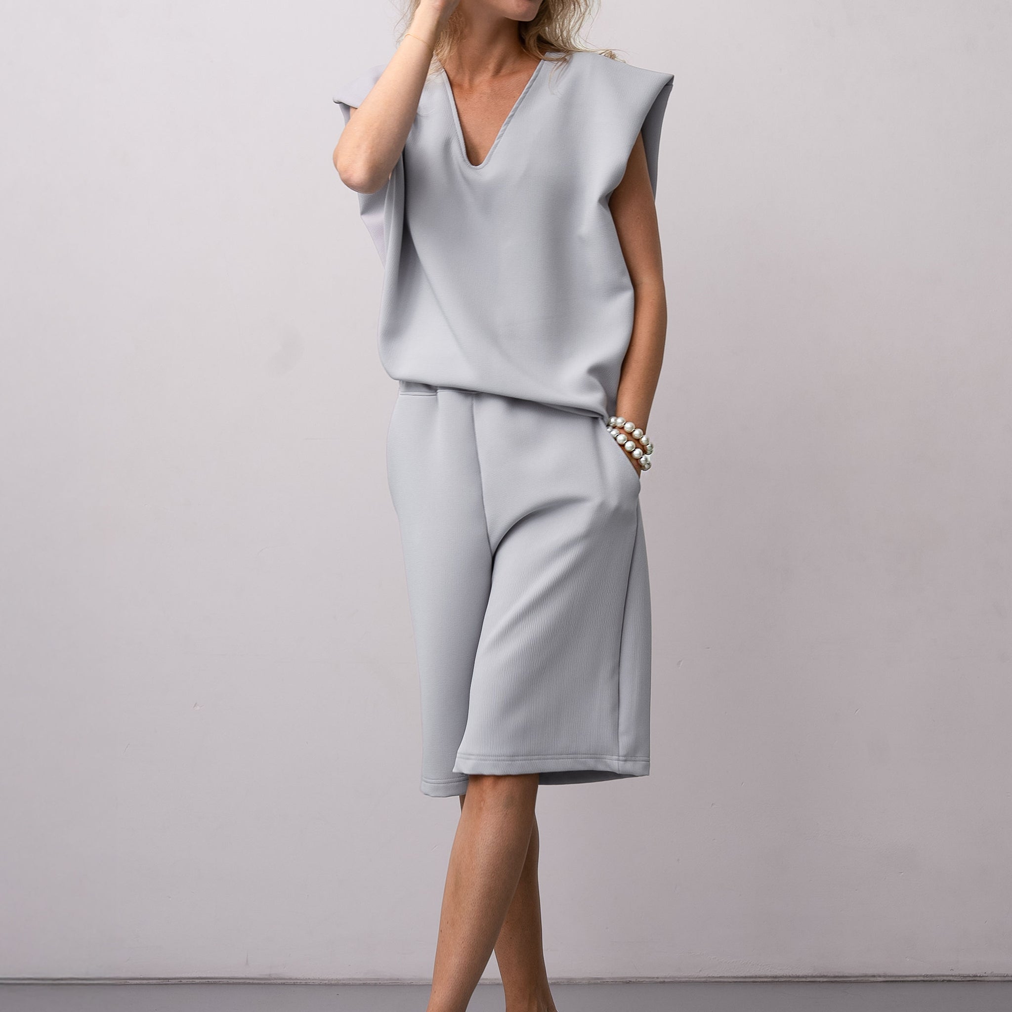 BASIC BERMUDA LIGHT GREY