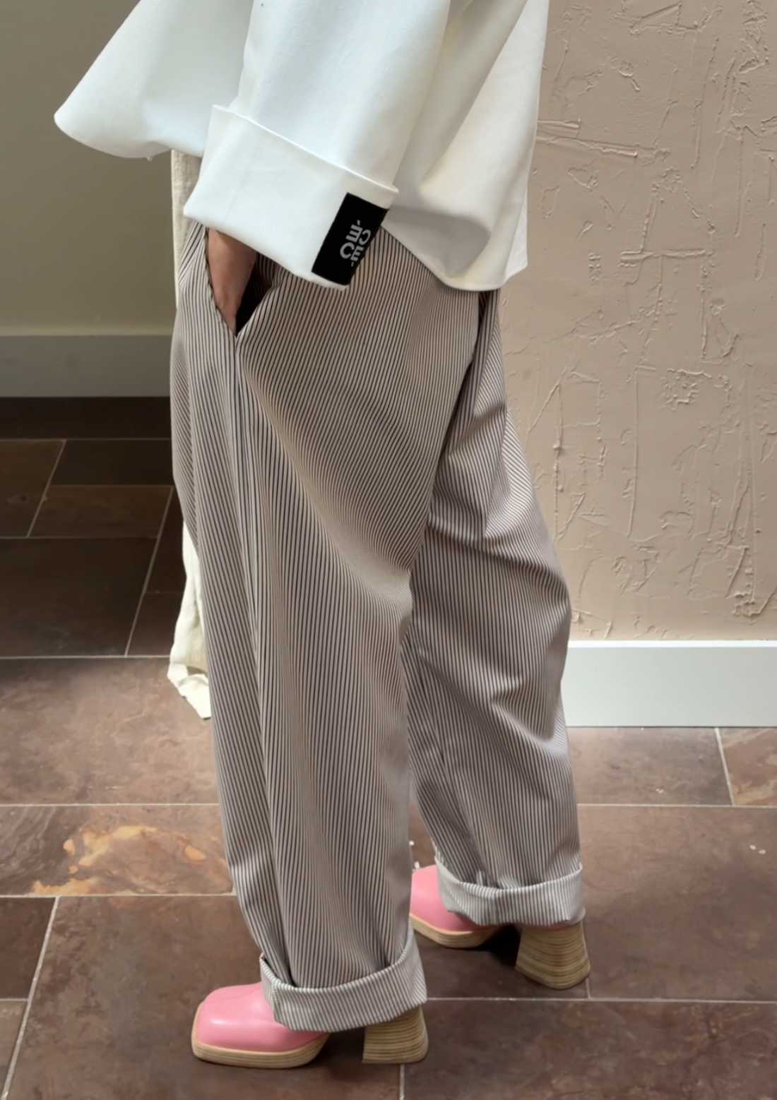 PLEATED BARREL PANTS