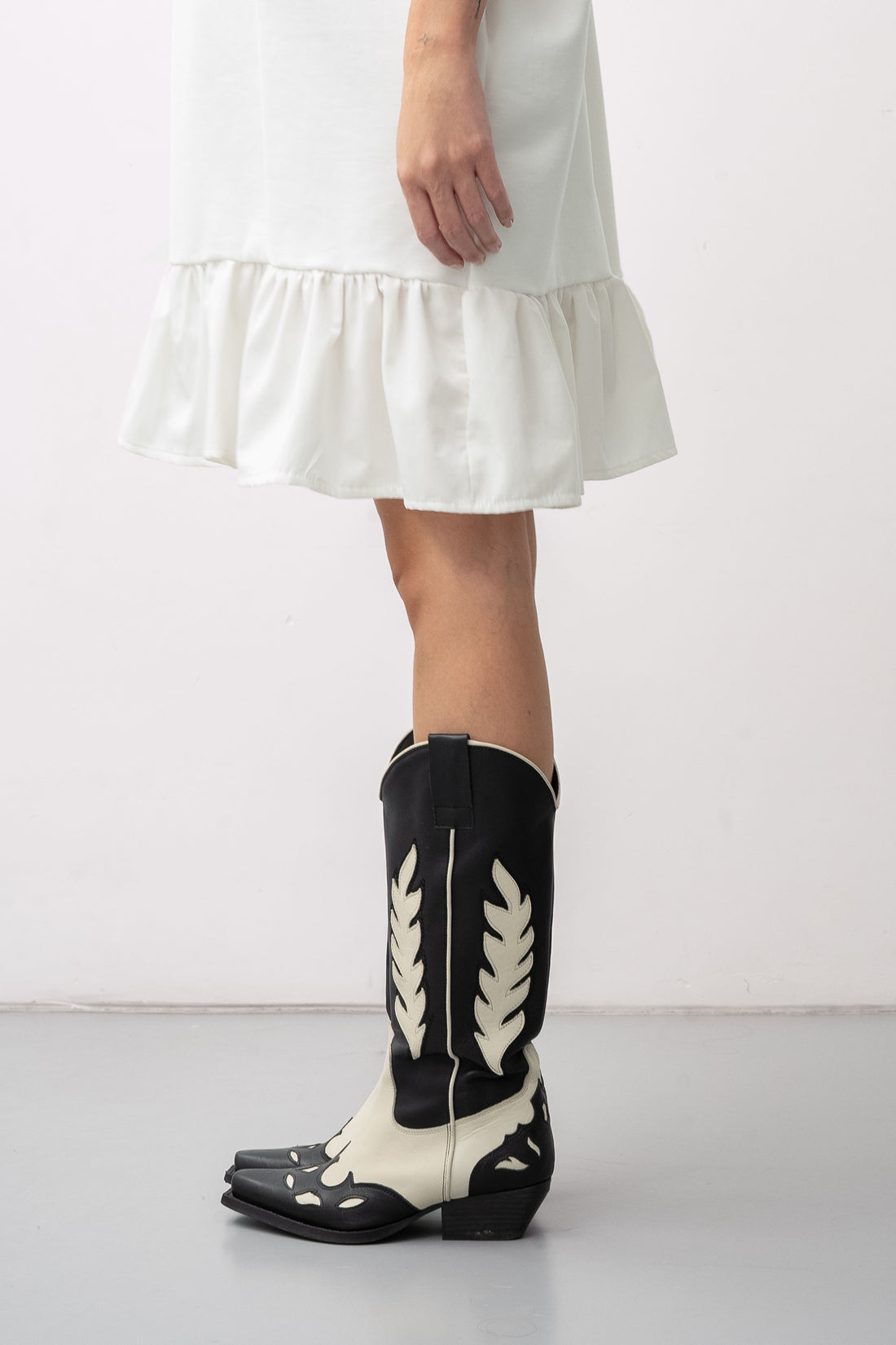RUFFLE DRESS WHITE SHORT