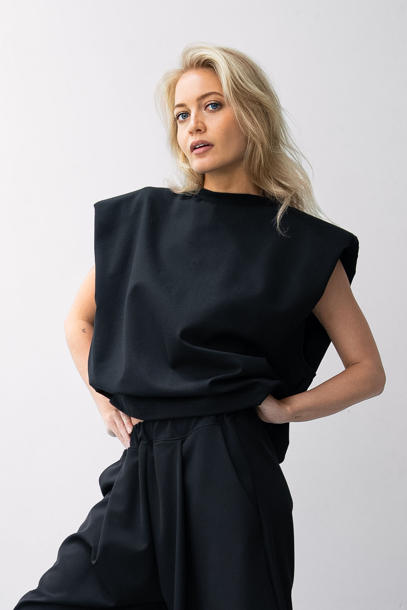 SHOULDER T BLACK